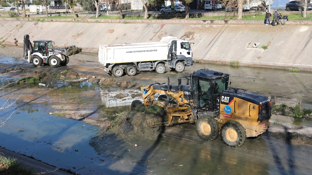 Adana'da Sarıçam Deresi yatağı temizlendi