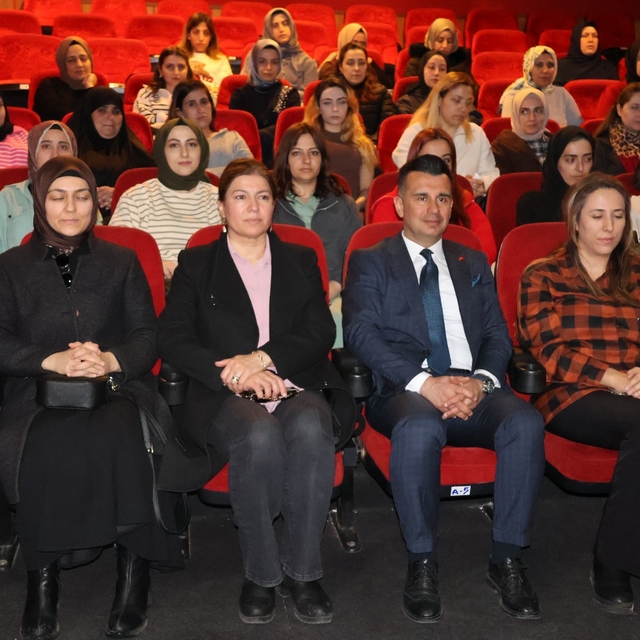 Erzurum'da "Aile Yılı" kapsamında çalışan kadınlar sinemada moral depoladı