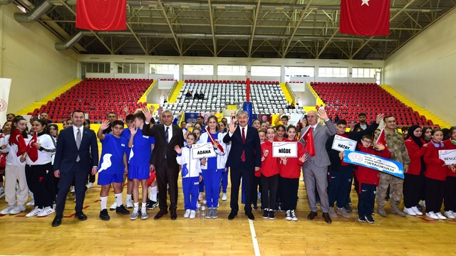 Okul sporları küçükler voleybol yarı final müsabakaları Osmaniye'de başladı
