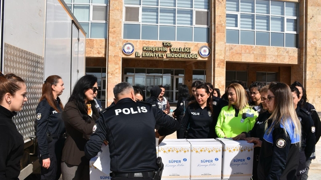 Kırşehir'de polisten ihtiyaç sahibi ailelere gıda yardımı