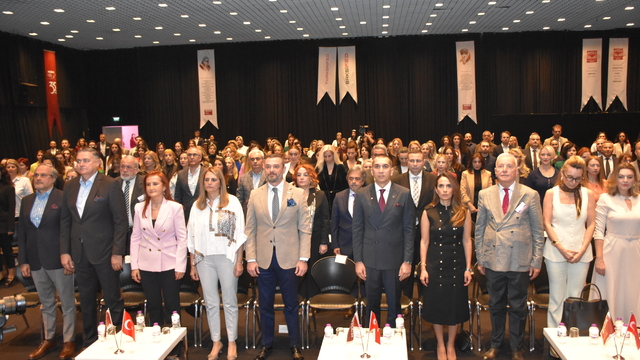 Antalya'da "Zirvedeki Kadınlar: İlham Veren Başarı Hikayeleri" etkinliği düzenlendi
