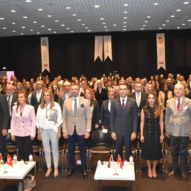 Antalya'da "Zirvedeki Kadınlar: İlham Veren Başarı Hikayeleri" etkinliği dü...