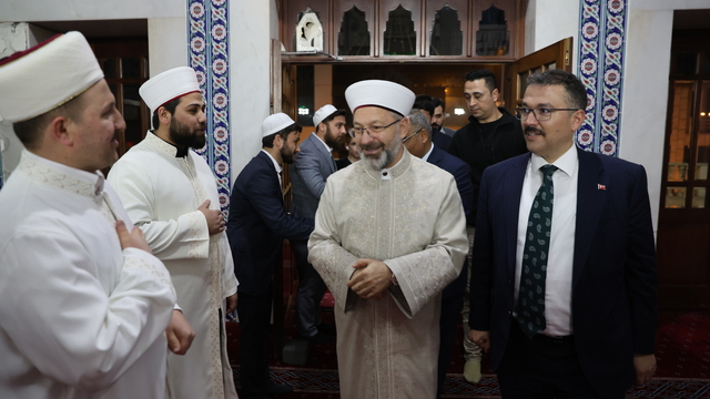 Diyanet İşleri Başkanı Erbaş, Iğdır'da teravih namazı kıldırdı