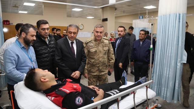 Şanlıurfa'da motosikletli yunus timinin otomobille çarpışması sonucu 2 polis yaralandı