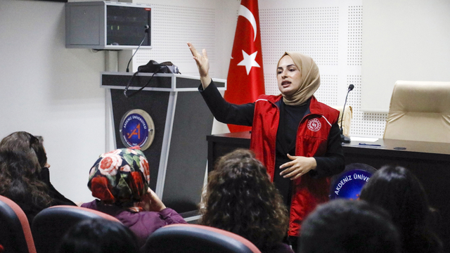 Halasıyla iletişim kuramayınca üzülüp işaret dili uzmanı oldu