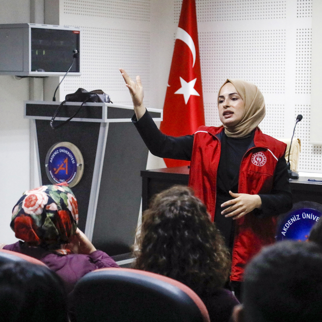 Halasıyla iletişim kuramayınca üzülüp işaret dili uzmanı oldu