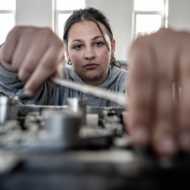 Üniversiteli kızlar otomobil tutkularını teknik eğitimle mesleğe dönüştürme...