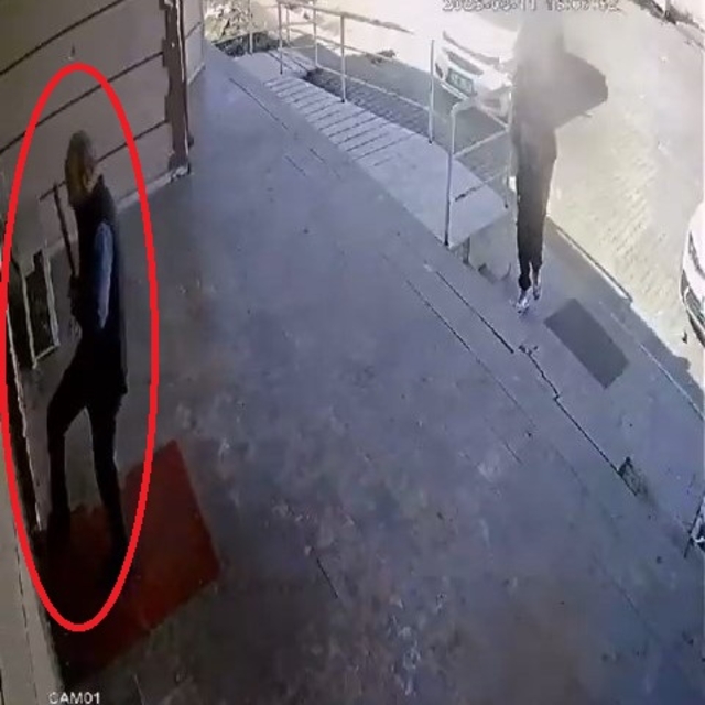 Doktora beyzbol sopalı saldırı girişimi kamerada