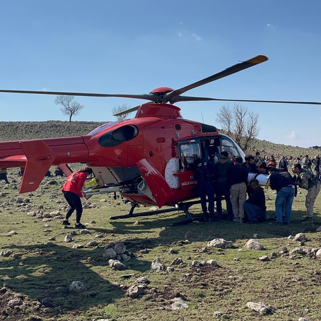 Diyarbakır'da silahla yaralanan kişi ambulans helikopterle hastaneye ulaştı...