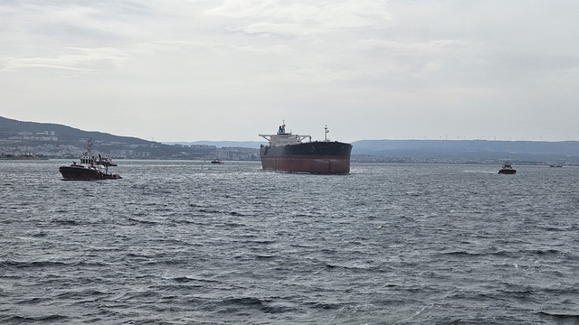 Tersane bakımına götürülen tanker Çanakkale Boğazı'ndan geçirildi