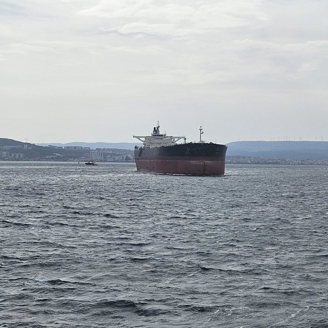 Tersane bakımına götürülen tanker Çanakkale Boğazı'ndan geçirildi
