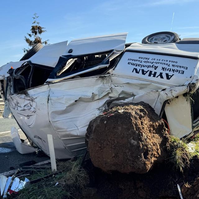 Çarpışan otomobil ile minibüs takla attı