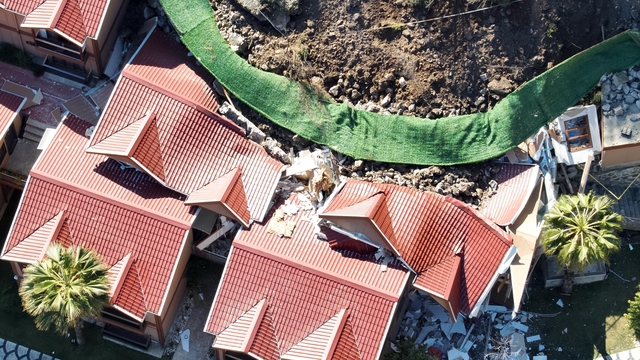 Artvin'de heyelan; apart otelin istinat duvarı çöktü, 1 yaralı