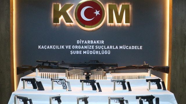 Kargo şirketi araçlarına özel bölümler yapıp, silah zulalamışlar; 17 gözaltı