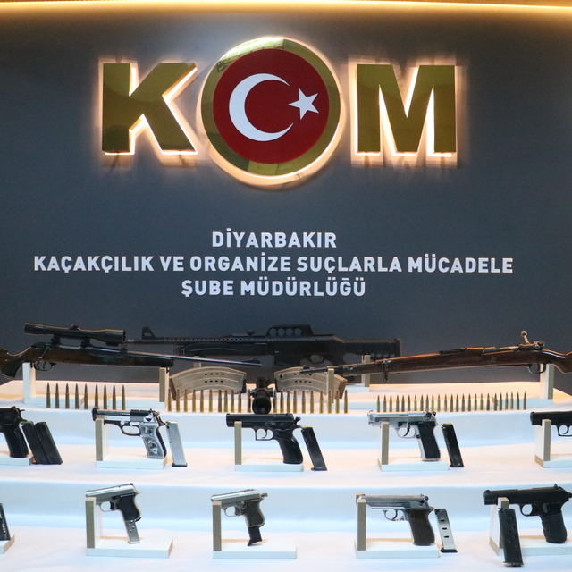 Kargo şirketi araçlarına özel bölümler yapıp, silah zulalamışlar; 17 gözalt...