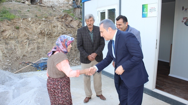 Anamur'da ihtiyaç sahibi kadına konteyner ev verildi