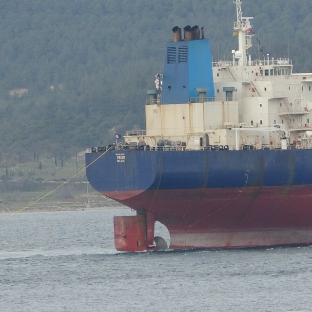Yedeklenen 274 metrelik tanker, Çanakkale Boğazı'ndan geçti