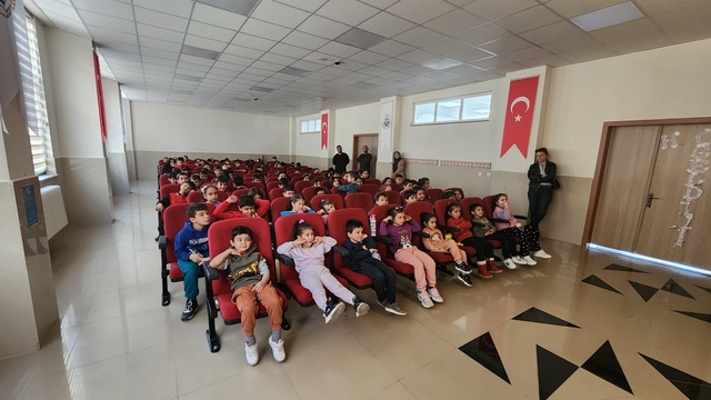 Niğde'de Hacivat-Karagöz gölge oyunu okullarda sahneleniyor