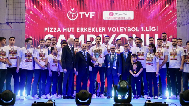 Efeler Ligi'ne yükselen Gebze Belediye Spor Kulübü, şampiyonluk kupasına kavuştu