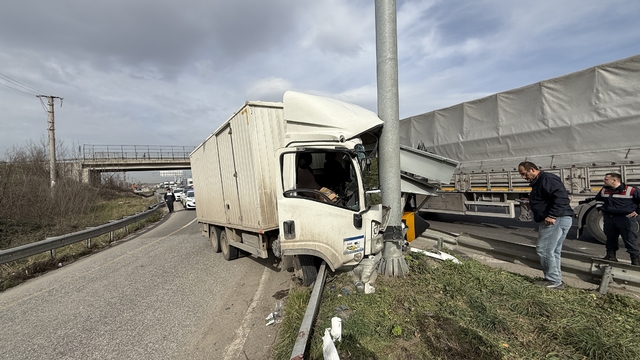 Sakarya'da yön levhasına çarpan kamyonetteki 2 kişi yaralandı