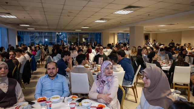 Türkiye'de burslu okuyan Orta Doğu ülkelerinden öğrenciler YTB iftarında buluştu