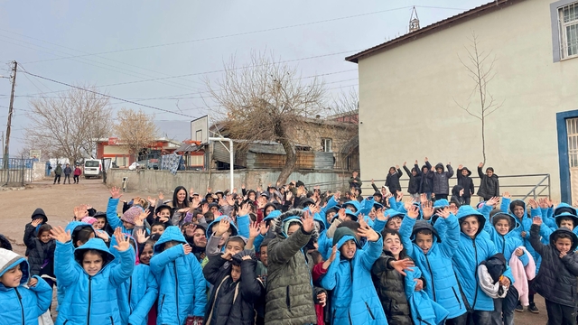 Şırnak'ta 4 bin 6 öğrenciye mont yardımı yapıldı