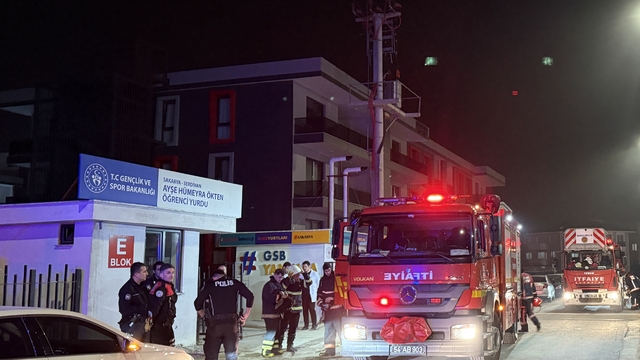 Sakarya'da öğrenci yurdunda çıkan yangın nedeniyle yurt tahliye edildi