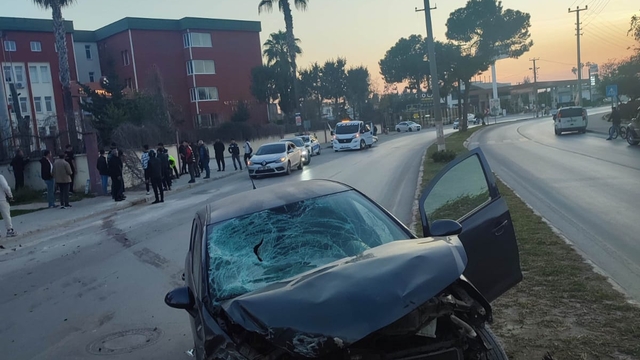 Otomobil, yayalara çarpıp refüje çıktı: 3 yaralı