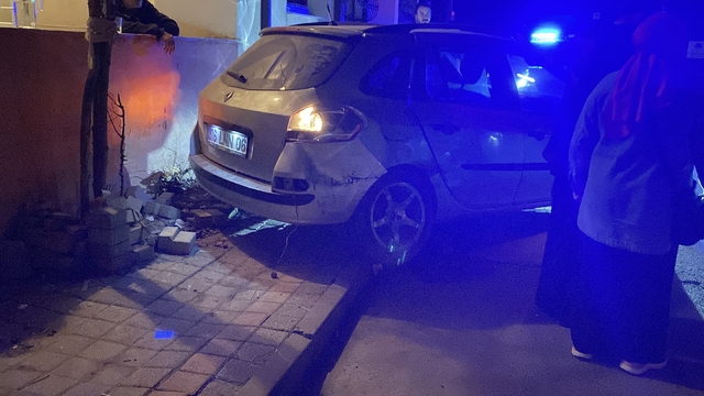 Bursa'da hafif ticari araç ile otomobil çarpıştı: 5 yaralı