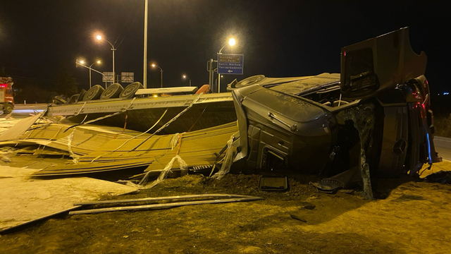 Isparta'da devrilen tırın sürücüsü ağır yaralandı