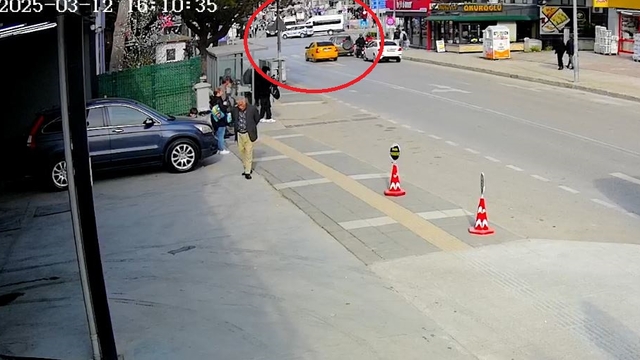 İhbara giden polis otosu ile minibüsün çarpıştığı kaza kamerada