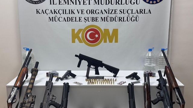 Samsun'da eğlence mekanında silah, mühimmat ve uyuşturucu ele geçirildi