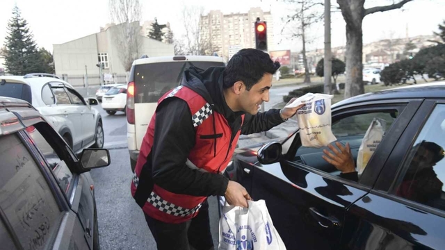 Ankara'da iftara yetişemeyenlere motokuryeler iftarlık dağıtıyor