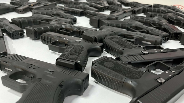 Çeşme Limanı'nda 138 tabanca ele geçirildi