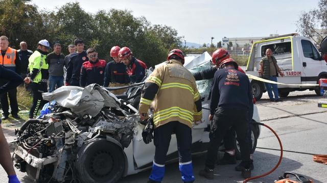 İzmir'de TIR'a çarpan otomobilin sürücüsü öldü