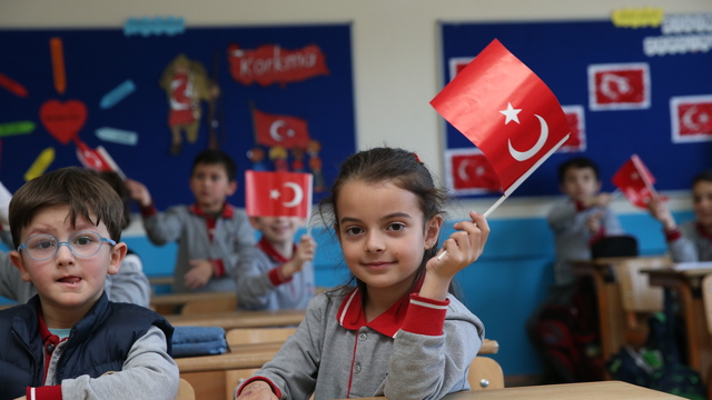 Rize'de okuma yazma öğrenen öğrenciler ilk mektuplarını Mehmetçiğe yazdı