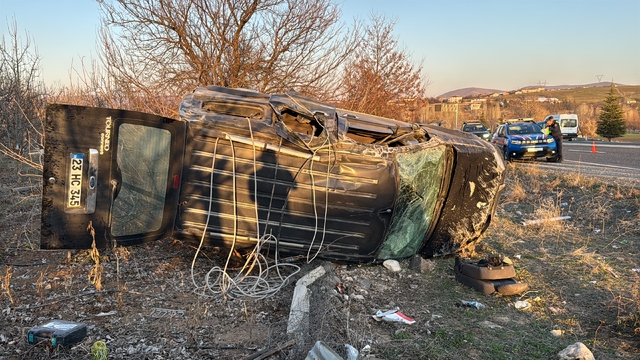 Elazığ'da hafif ticari aracın devrildiği kazada 5 kişi yaralandı