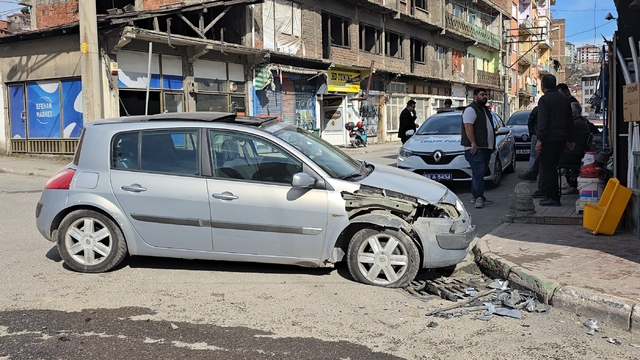 Karabük'te hafif ticari araç ile otomobilin çarpıştığı kazada 2 kişi yaralandı