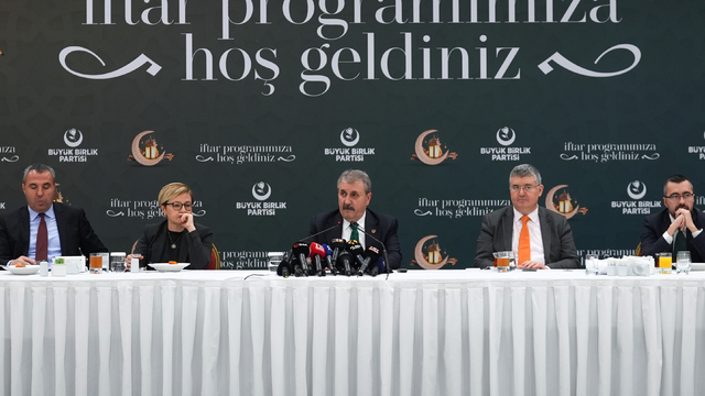 BBP Genel Başkanı Destici, basın mensuplarıyla iftarda bir araya geldi: