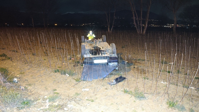 Bursa'da yoldan çıkıp tarlaya devrilen otomobildeki sürücü yaralandı