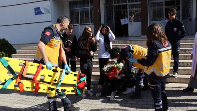İhbara giden sağlık ekiplerine sürpriz kutlama