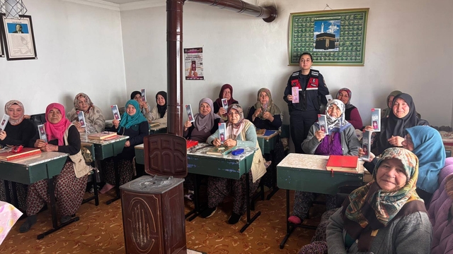 Gümüşhacıköy'de polis ve jandarma ekipleri KADES bilgilendirmesi yaptı