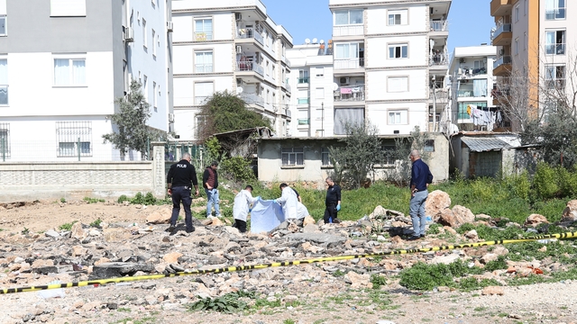 Antalya'da boş arazide kadın cesedi bulundu