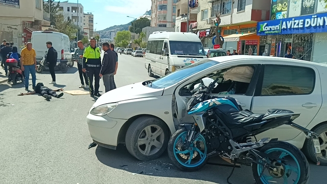 Adana'da motosiklet ile otomobilin çarpışması sonucu 2 kişi yaralandı