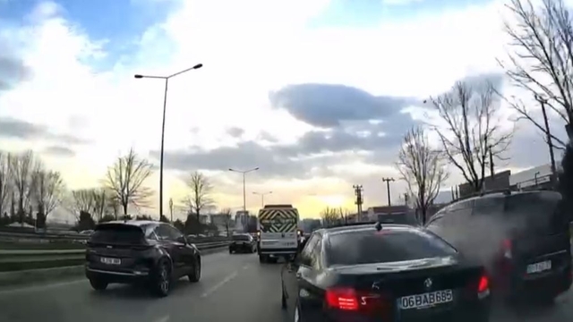 Makas atarken kaza yapıp kaçtı; o anlar kamerada