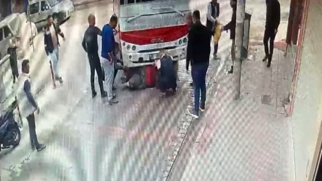 Yayanın, halk otobüsünün altında kaldığı kaza kamerada