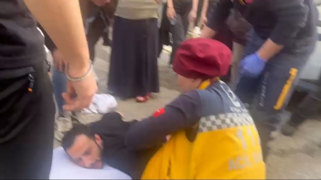 Sokakta yürürken sırtından bıçaklandı