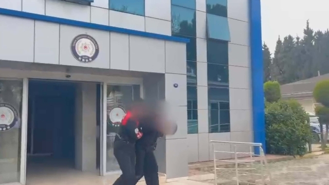 Polisten kaçarken tarlaya attığı çuvaldan 4 tabanca, şarjör ve fişek çıktı