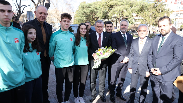 Gençlik ve Spor Bakanı Bak, Kırklareli'nde Roman vatandaşlarla iftar yaptı: