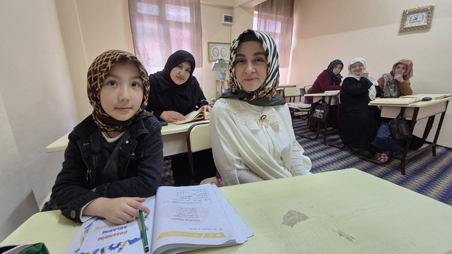 Kur'an kursundaki öğreticinin yardımı ile Türkçe öğrenen Afgan Seher, okula gitmek istiyor